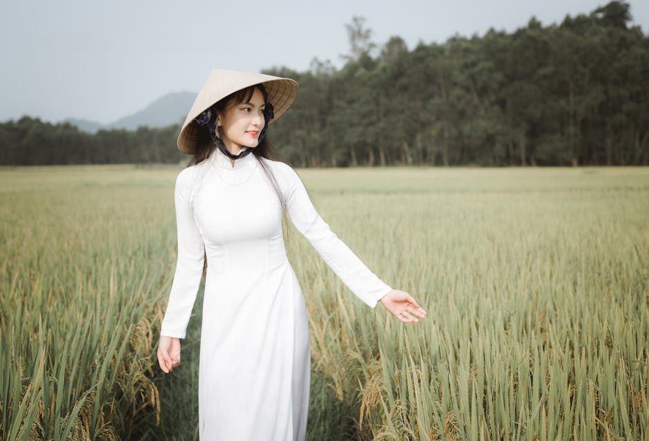 Grupo de amigos conversando con gestos abiertos